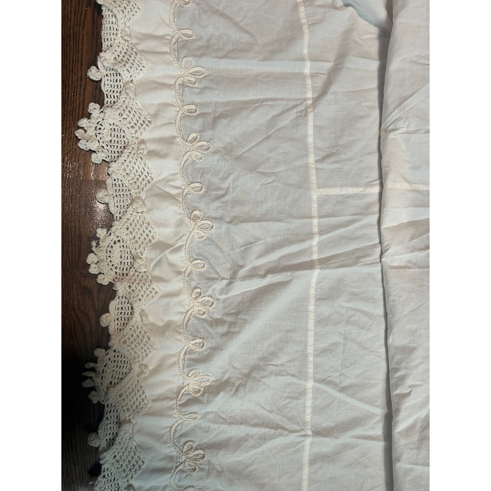 Vintage Full Size Crocheted Lace Trim Bed Skirt Scroll Embroidery